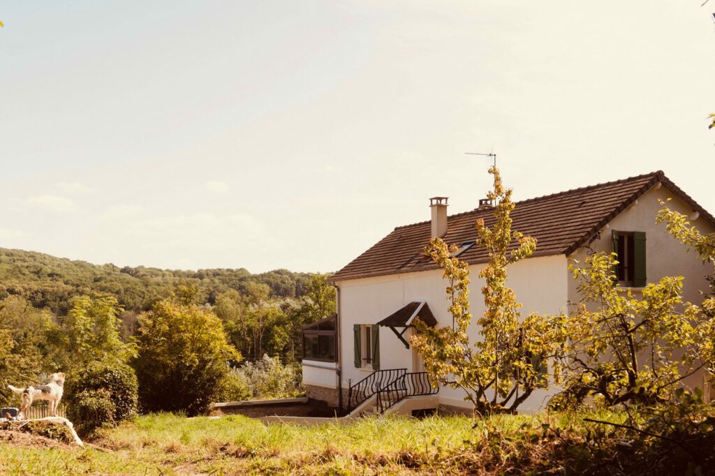 Facade la maison principale de la pension pour chien de Sinat Cheron, Essonne Ile de France.